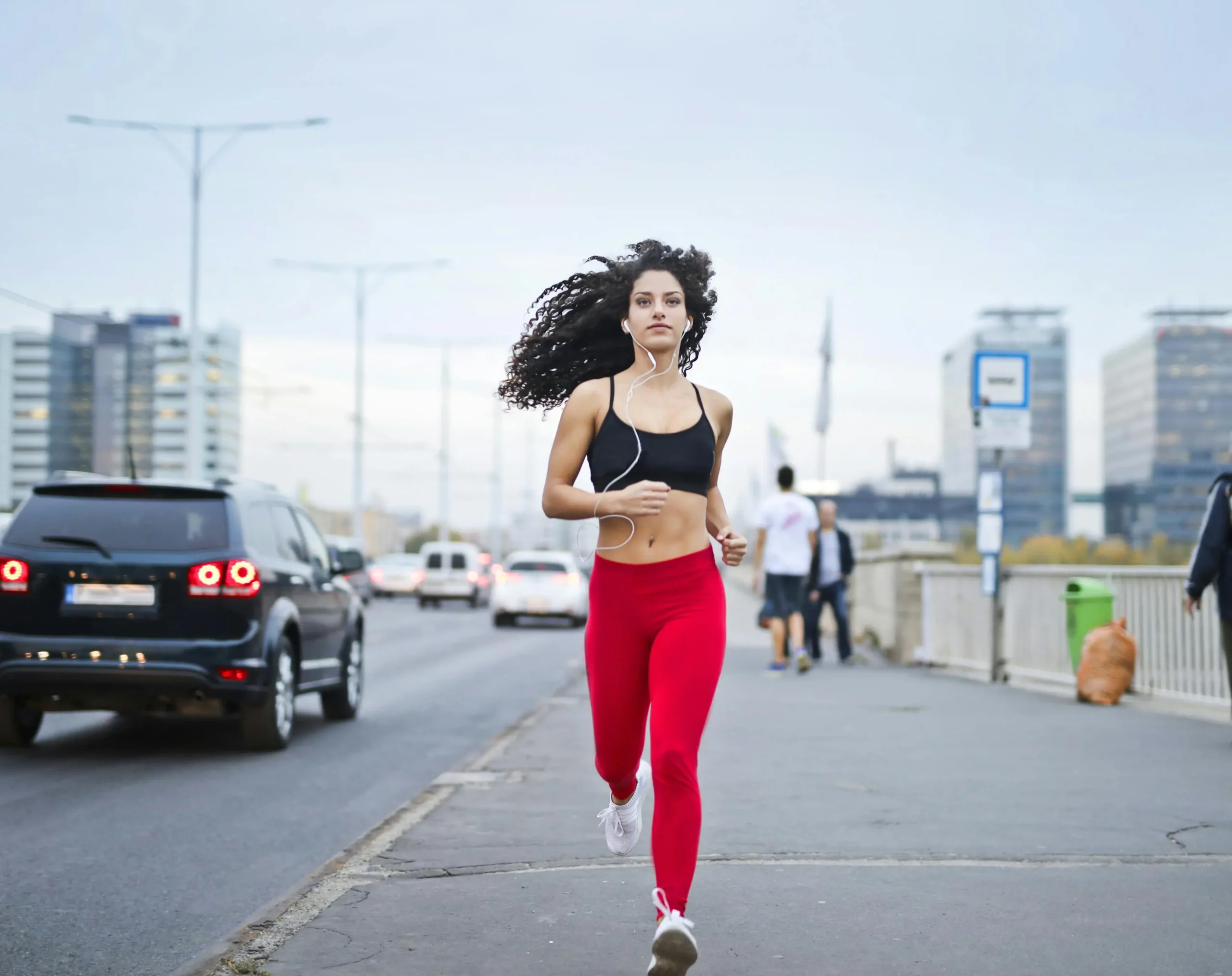 Wanita jogging memakai sepatu lari, sumber: pexels.com